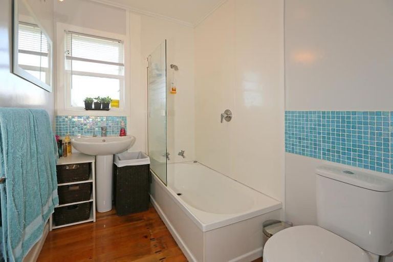 Photo of property in 3 Brookfield Road, Te Atatu Peninsula, Auckland, 0610