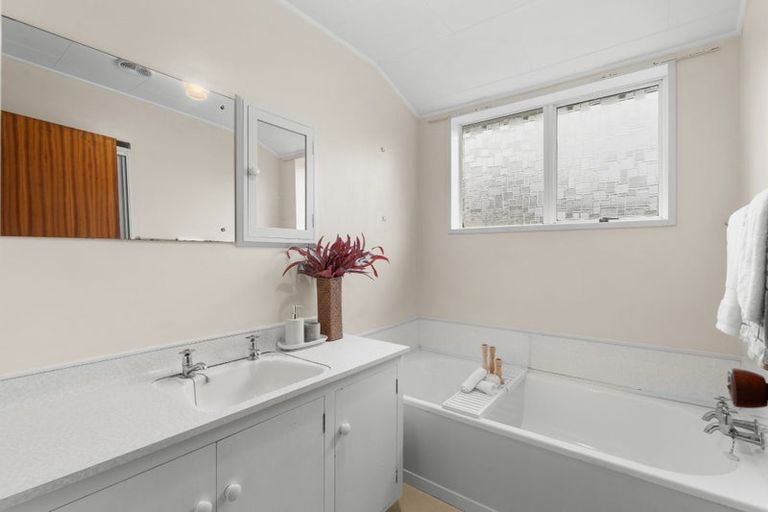 Photo of property in 1/18 Sawtell Place, Northcote, Christchurch, 8052