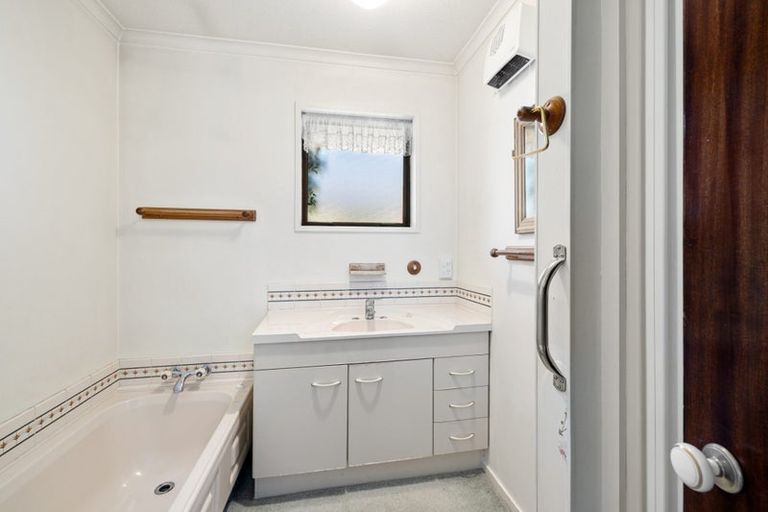 Photo of property in 7 Clivedon Place, Redwood, Christchurch, 8051