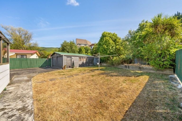Photo of property in 6 Edmund Lomas Grove, Birchville, Upper Hutt, 5018
