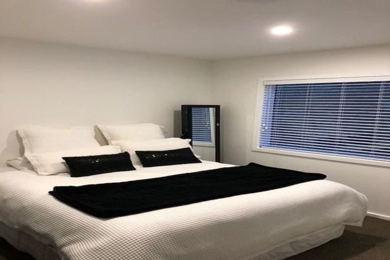 Photo of property in 104c Glanmire Road, Newlands, Wellington, 6037