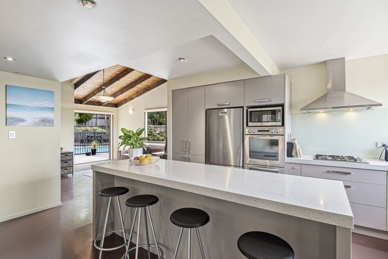 Photo of property in 21 Longfellow Parade, Glen Eden, Auckland, 0604
