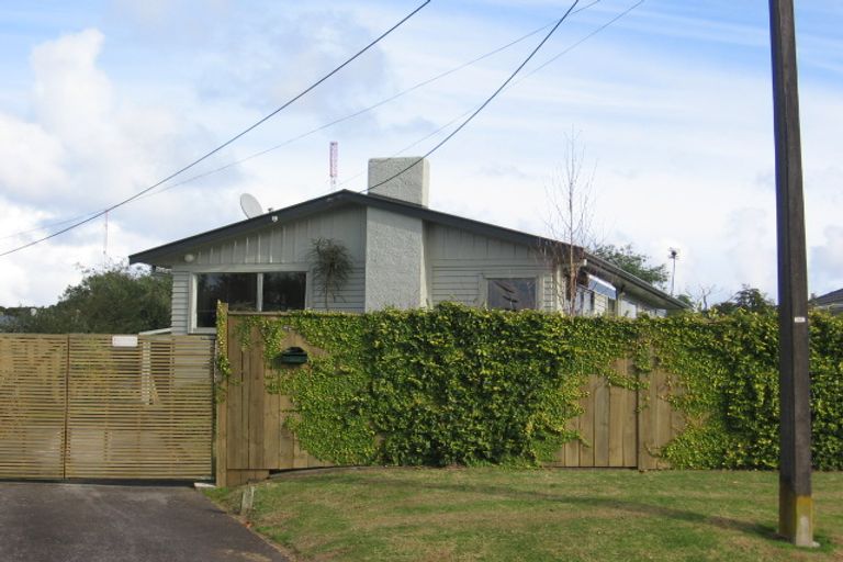 Photo of property in 48 Taipari Road, Te Atatu Peninsula, Auckland, 0610