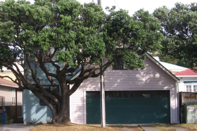 Photo of property in 302 The Parade, Island Bay, Wellington, 6023