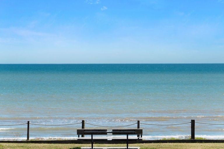 Photo of property in 104 Marine Parade, Paraparaumu Beach, Paraparaumu, 5032