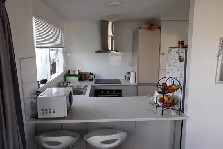 Photo of property in 2/206 Lake Road, Northcote, Auckland, 0627