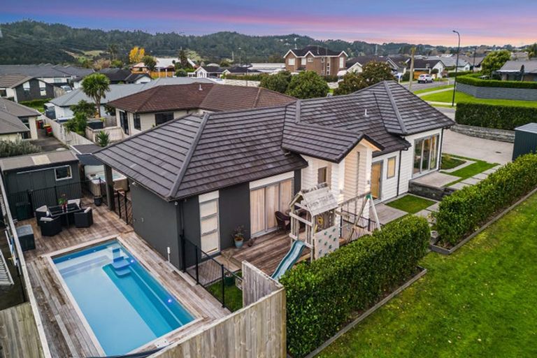 Photo of property in 36 Gilbransen Road, Kumeu, 0810