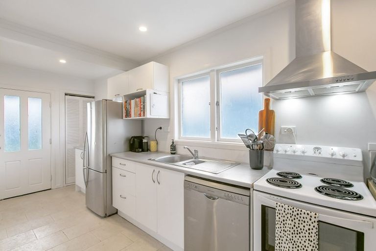 Photo of property in 11 Hereford Street, Te Atatu Peninsula, Auckland, 0610