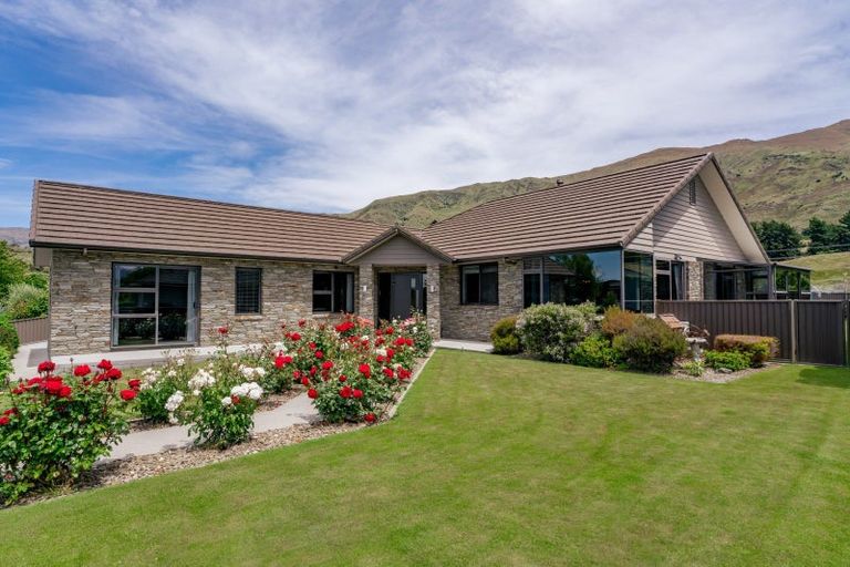 Photo of property in 48 Kelliher Drive, Wanaka, 9305