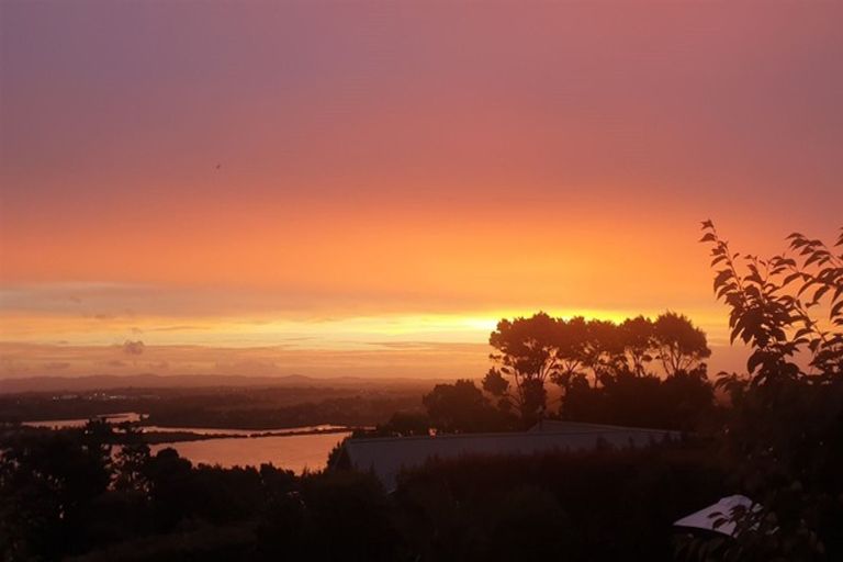 Photo of property in 7 Ngarahana Avenue, Paremoremo, Auckland, 0632