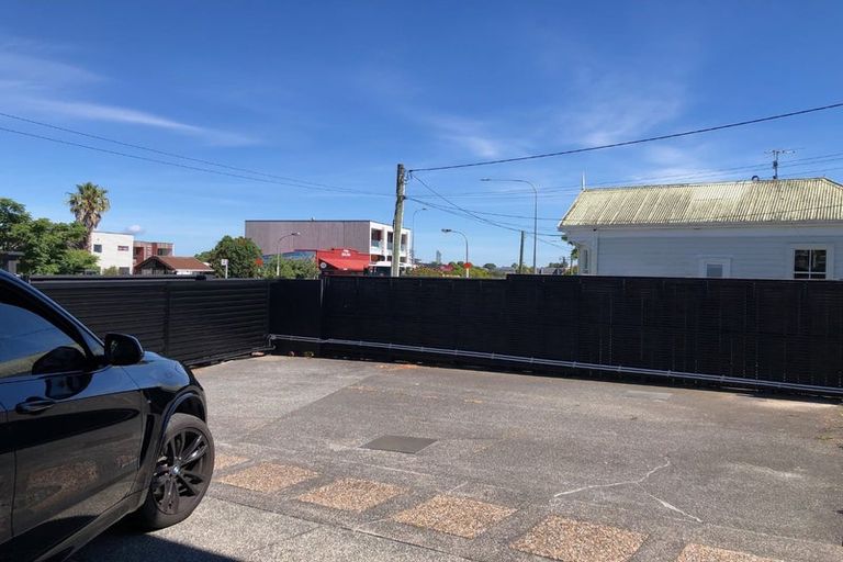 Photo of property in 76a Lake Road, Narrow Neck, Auckland, 0624