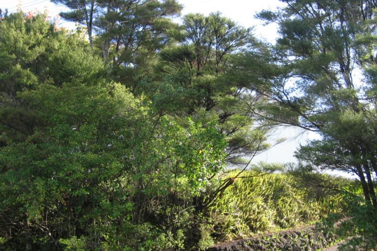 Photo of property in 8 Fairmount Road, Titirangi, Auckland, 0604