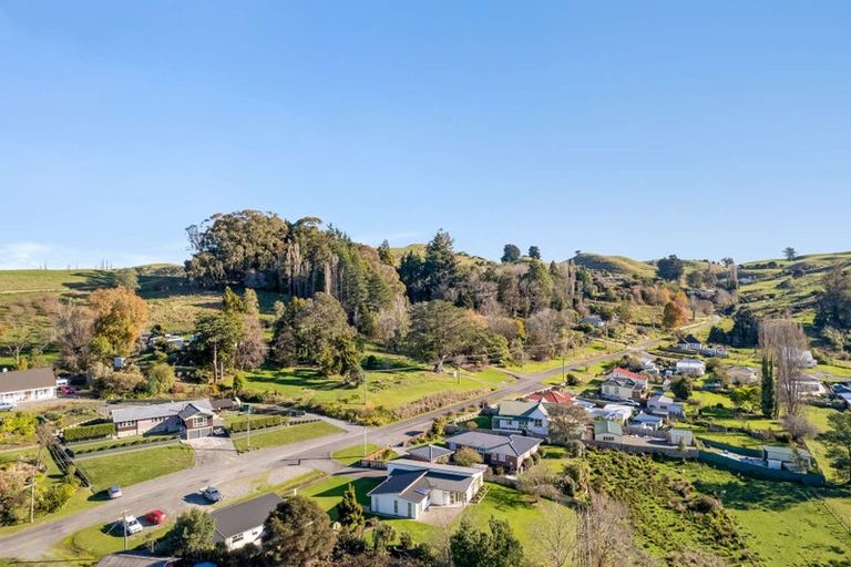 Photo of property in 19 Milne Street, Hunterville, 4730