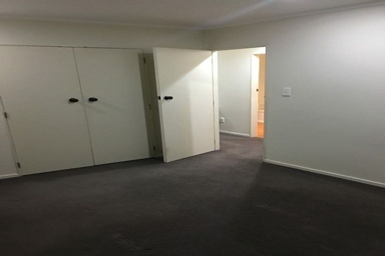 Photo of property in 17 Fernhaven Grove, Newlands, Wellington, 6037