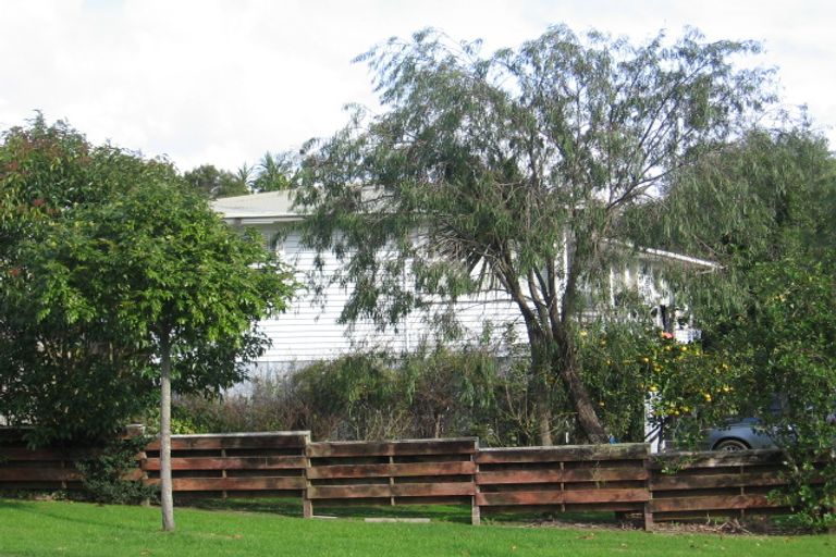 Photo of property in 1 Taioma Crescent, Te Atatu Peninsula, Auckland, 0610