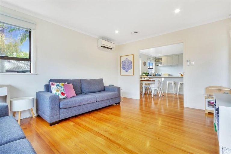 Photo of property in 9 Graham Avenue, Te Atatu Peninsula, Auckland, 0610
