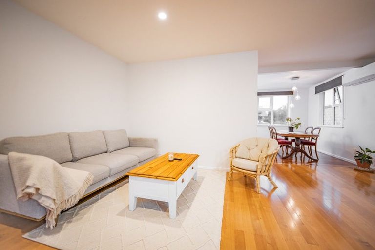 Photo of property in 15 Enderby Drive, Te Atatu Peninsula, Auckland, 0610