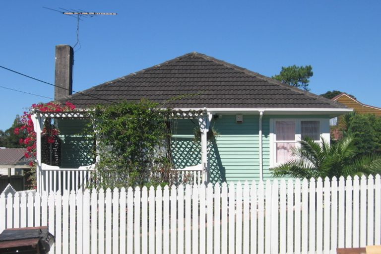 Photo of property in 13 Kuaka Place, New Lynn, Auckland, 0600