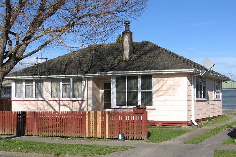 Photo of property in 35 Crewe Crescent, Hokowhitu, Palmerston North, 4410