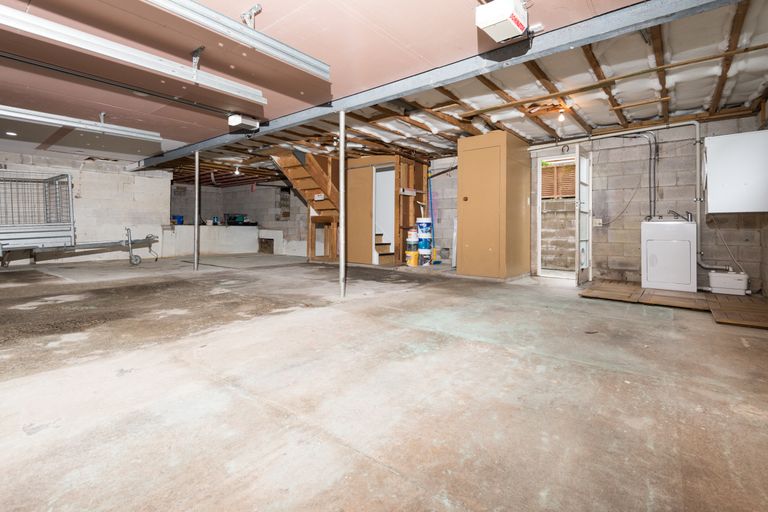 Photo of property in 39 Royal View Road, Te Atatu South, Auckland, 0610