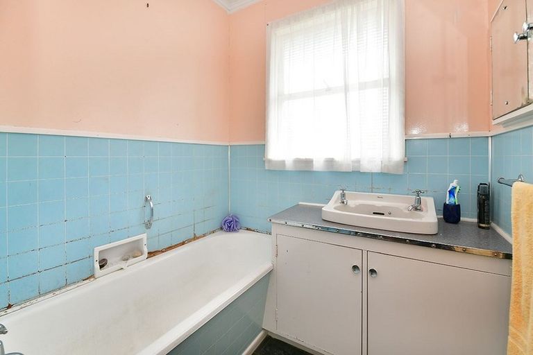 Photo of property in 14 Tawhana Crescent, Red Beach, 0932