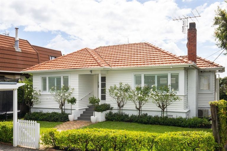 Photo of property in 1/121 Ocean View Road, Hillcrest, Auckland, 0627