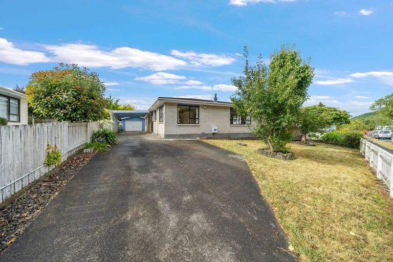 Photo of property in 42 Hartford Crescent, Totara Park, Upper Hutt, 5018