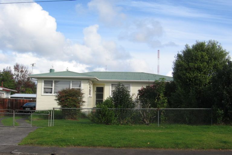 Photo of property in 46 Taipari Road, Te Atatu Peninsula, Auckland, 0610