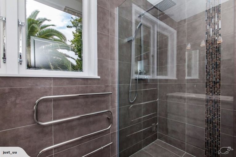 Photo of property in 26 Trojan Crescent, New Lynn, Auckland, 0600