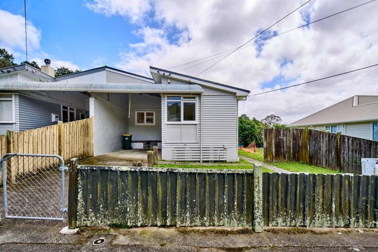 Photo of property in 24-26 Hanson Grove, Stokes Valley, Lower Hutt, 5019