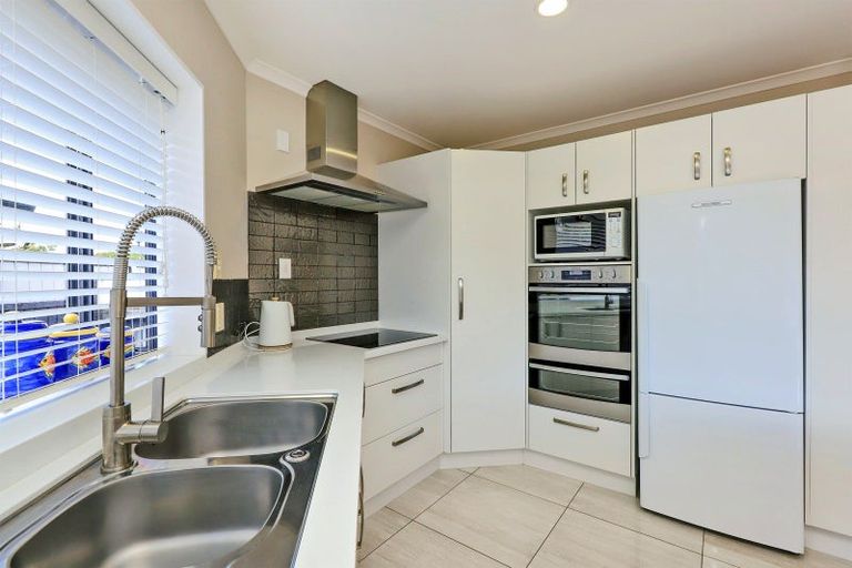 Photo of property in 12 Knightsbridge Place, Taradale, Napier, 4112
