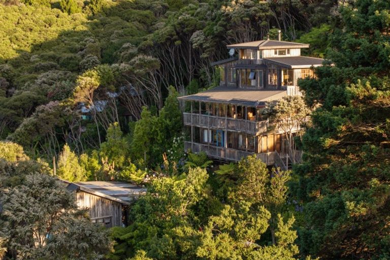 Photo of property in 37 Whaanga Road, Raglan, 3297