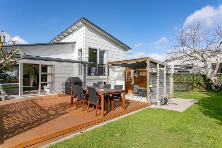 Photo of property in 102 Awarua Place, Whangamata, 3620