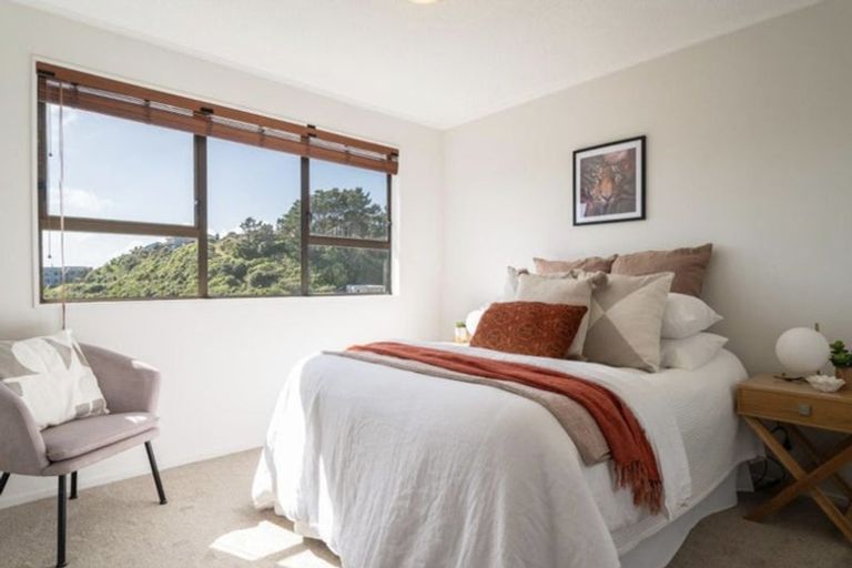 Photo of property in 44 Colchester Crescent, Newlands, Wellington, 6037