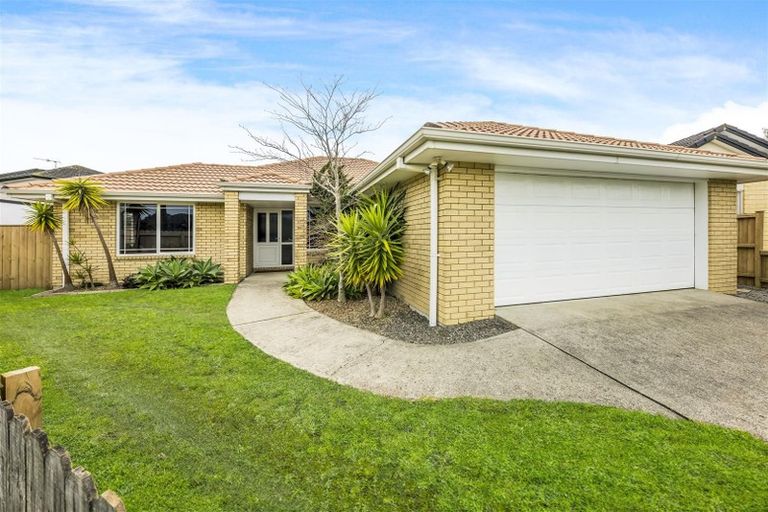 Photo of property in 16 Karson Place, Flat Bush, Auckland, 2016