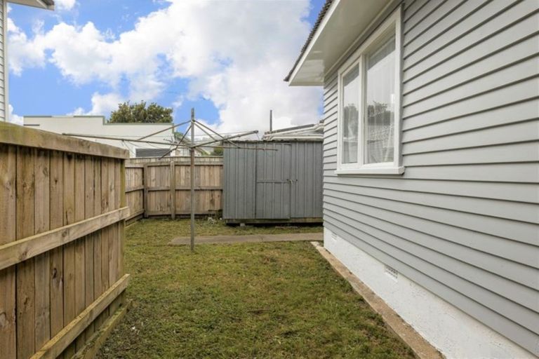 Photo of property in 58 Broderick Road, Johnsonville, Wellington, 6037