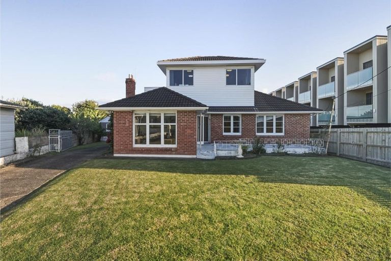 Photo of property in 2 Toru Street, Te Atatu Peninsula, Auckland, 0610