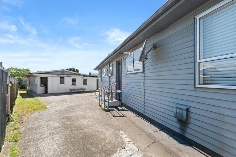 Photo of property in 30 Staverton Crescent, Mangere, Auckland, 2022