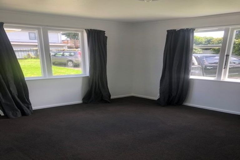 Photo of property in 9 Kotuku Street, Te Atatu Peninsula, Auckland, 0610