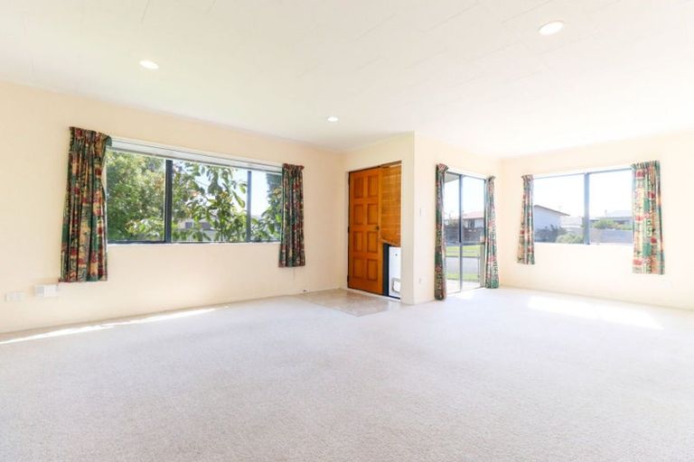 Photo of property in 75 Hillcrest Drive, Kelvin Grove, Palmerston North, 4414