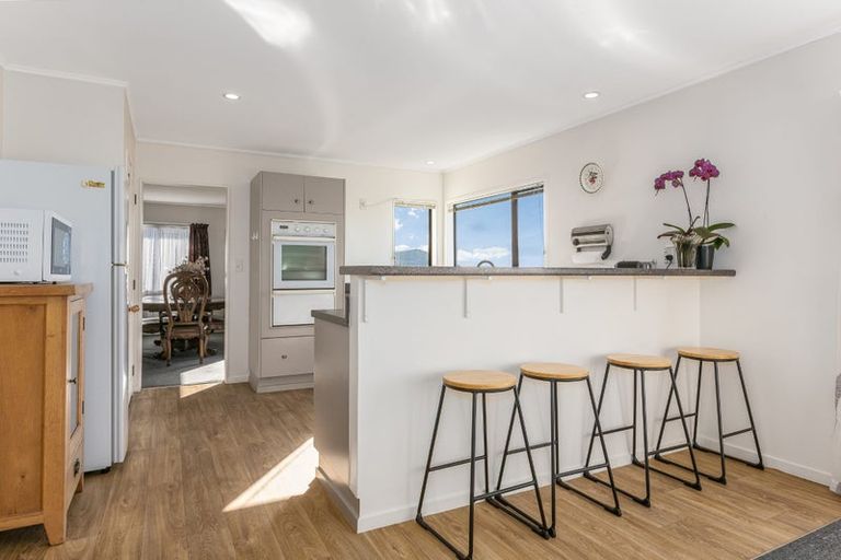 Photo of property in 21 Landsdowne Terrace, Karori, Wellington, 6012
