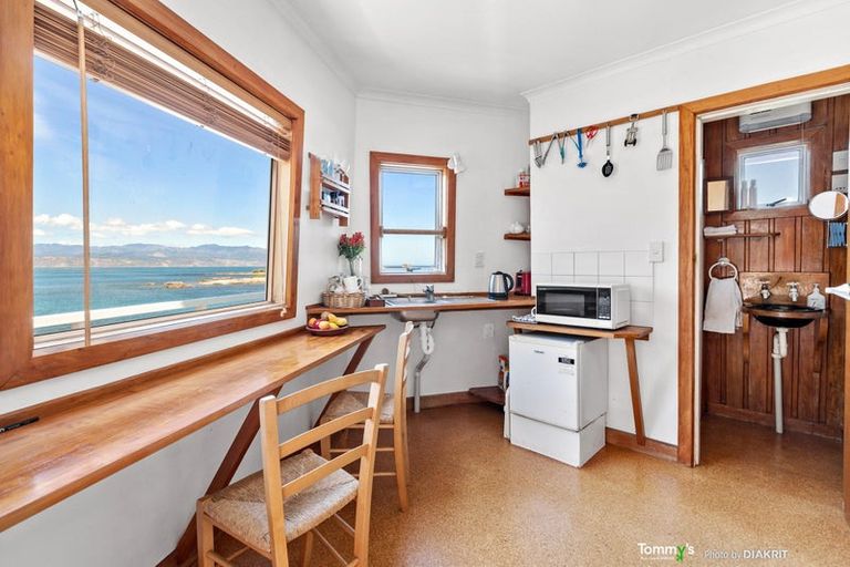 Photo of property in 326 The Esplanade, Island Bay, Wellington, 6023