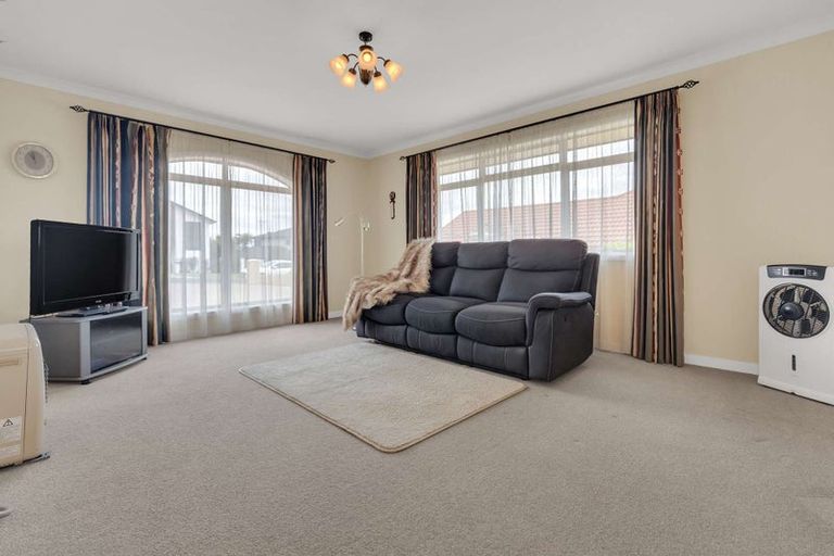 Photo of property in 82 Rototuna Road, Rototuna, Hamilton, 3210