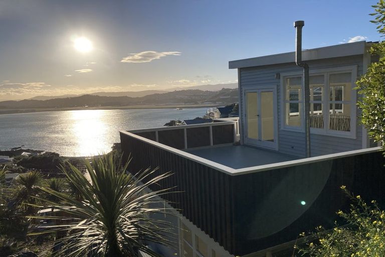 Photo of property in 33 Hungerford Road, Lyall Bay, Wellington, 6022