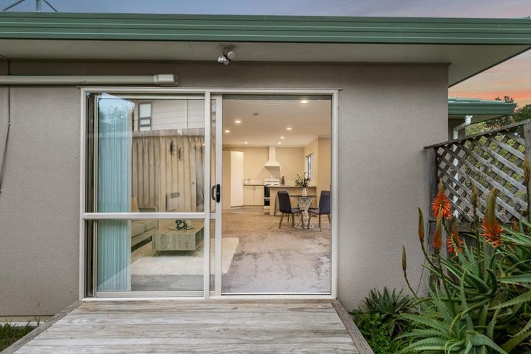 Photo of property in 20 Quincey Place, Massey, Auckland, 0614