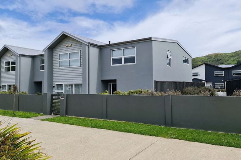 Photo of property in 16 Bluff Road, Kenepuru, Porirua, 5022