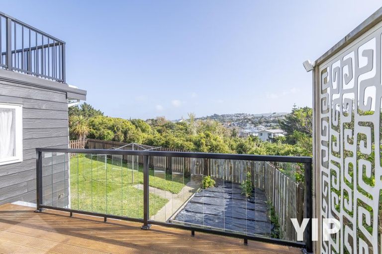 Photo of property in 2/25 Kingsbridge Place, Newlands, Wellington, 6037