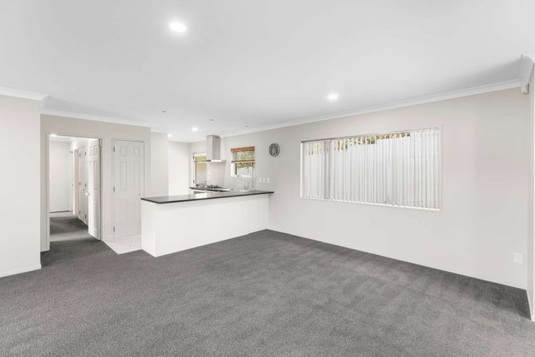 Photo of property in 58h Sunnyside Road, Sunnyvale, Auckland, 0612
