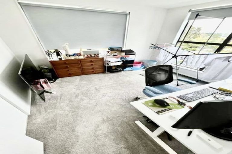 Photo of property in 12a Hewlett Road, Massey, Auckland, 0614