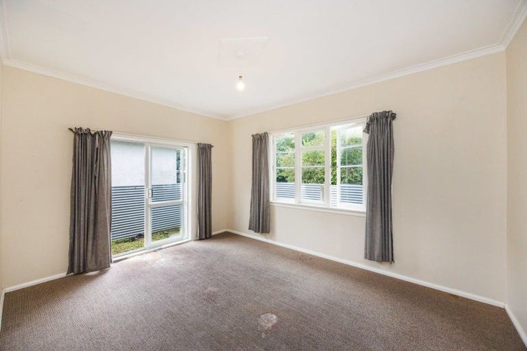 Photo of property in 5 Pahiatua Street, Hokowhitu, Palmerston North, 4410
